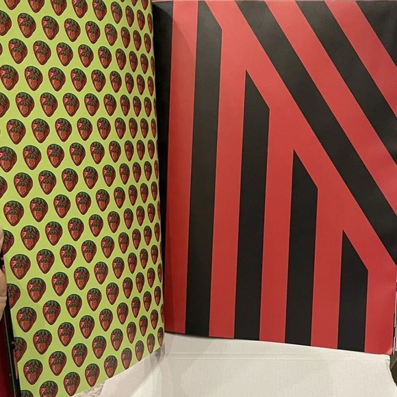 AUTH RARE NEW Gucci Holiday Wrapping Paper Book 11 X 14 Pristine - Picture 5 of 6